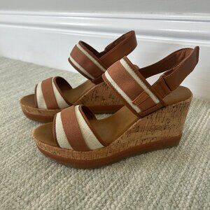 Sperry Kennedy Plushwave Wedge Sandal | NWOT |  Camel + Linen | Size 8M